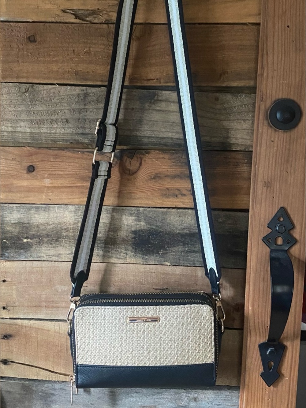 ANNE KLEIN CROSSBODY. BLACK/TAN/WHITE STRAP. VERY NEAT LOOKING.